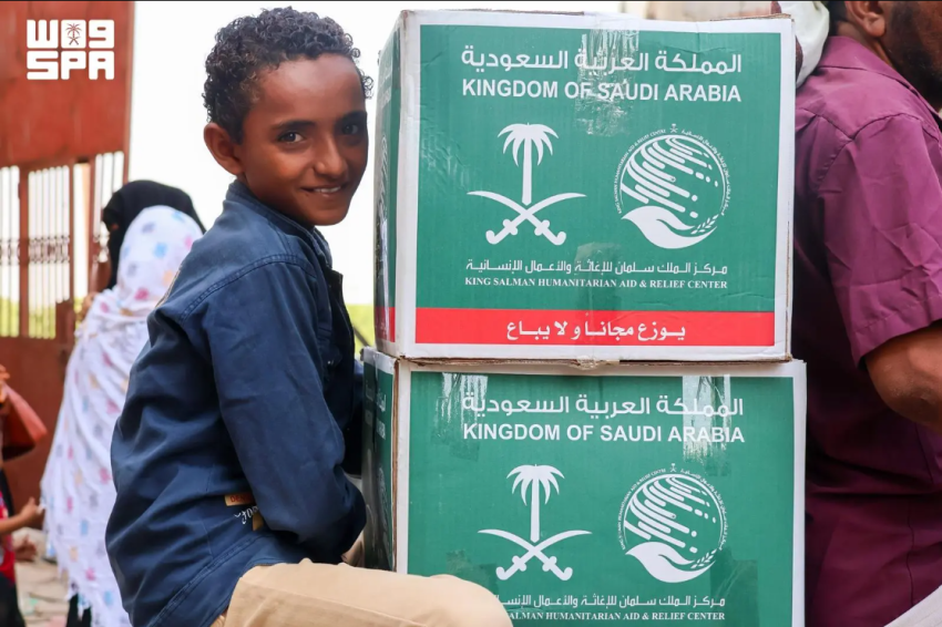 "سلمان للإغاثة" يوزع 1,269 سلة غذائية على الأسر النازحة في مديريتي خنفر وزنجبار بأبين باليمن