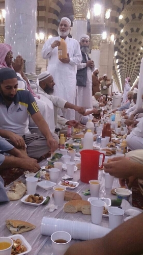 أهالي المدينة الإفطار بالمسجد النبوي الشريف عادة رمضانية أصيلة المدينة