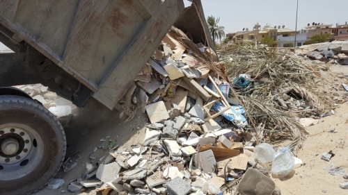 تعقب معدات إلقاء النفايات بحي النسيم في سيهات المدينة
