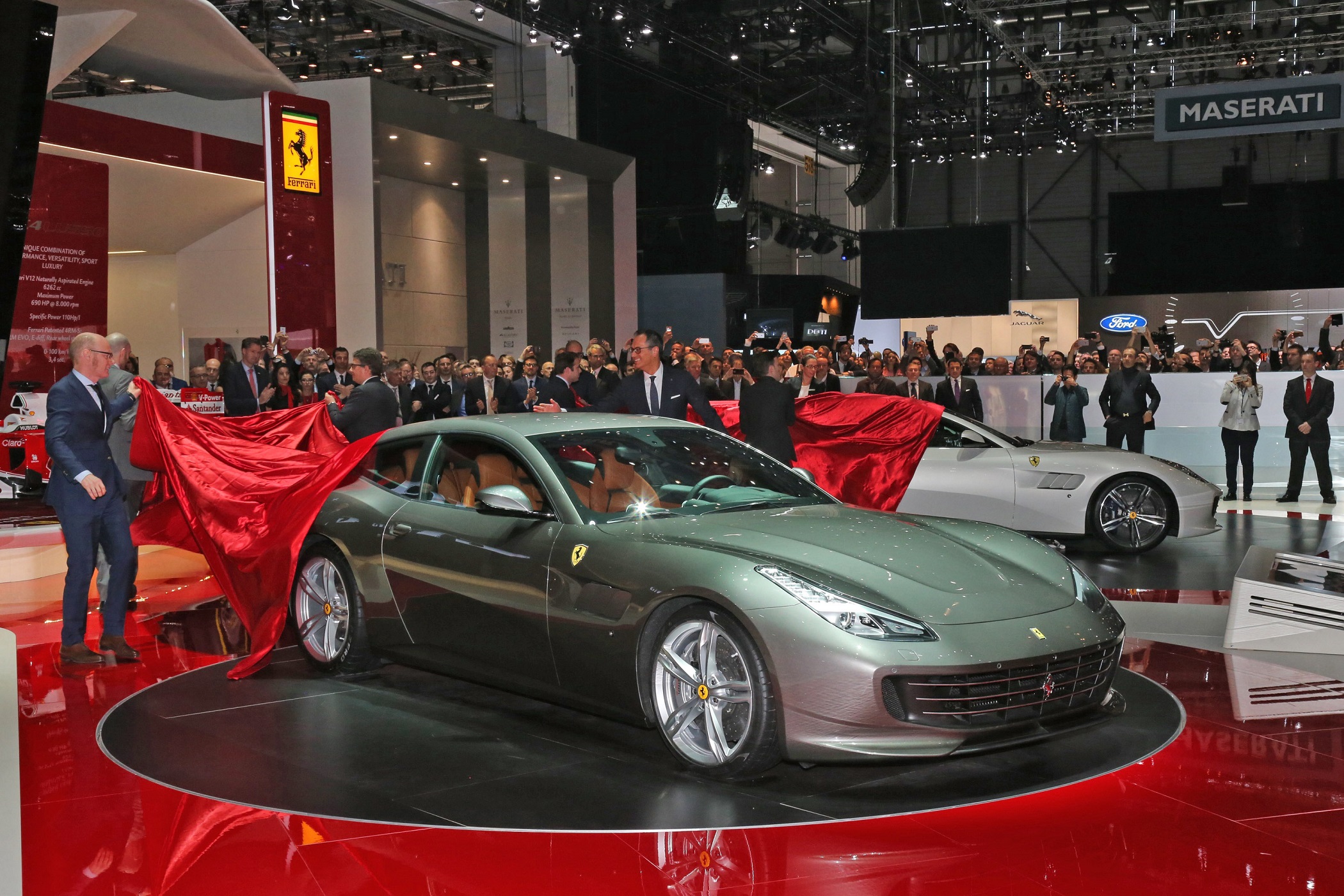 u0625u0637u0644u0627u0642 u0641u064au0631u0627u0631u064a GTC4 Lusso u0641u064a u0645u0639u0631u0636 u062cu0646u064au0641 u0627u0644u062fu0648u0644u064a u0644u0644u0633u064au0627u0631u0627u062a