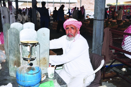 حلقة الخضار بالطائف تعيش على الفوضى و الظلام المدينة