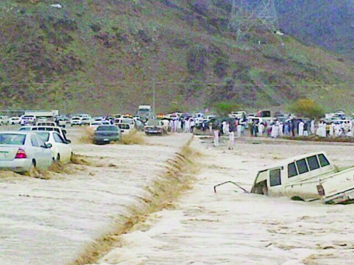 أمطار البيضاء بالمدينة تتحول سيولا وتشل حركة السير المدينة