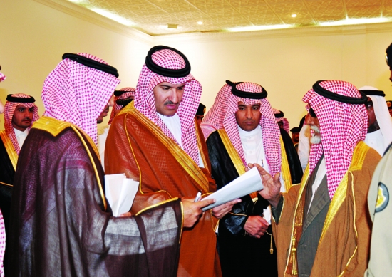 جريدة الرياض فيصل بن سلمان يتلقى البيعة من أهالي المدينة المنورة