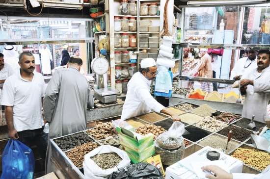 يحفظ أسرار العطارة في جدة القديمة منذ ربع قرن المدينة