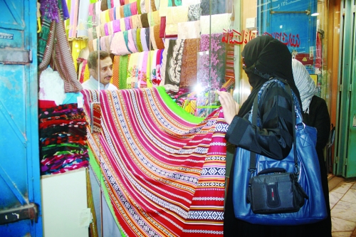 التجول في الأسواق الشعبية يستهوي السيدات المدينة