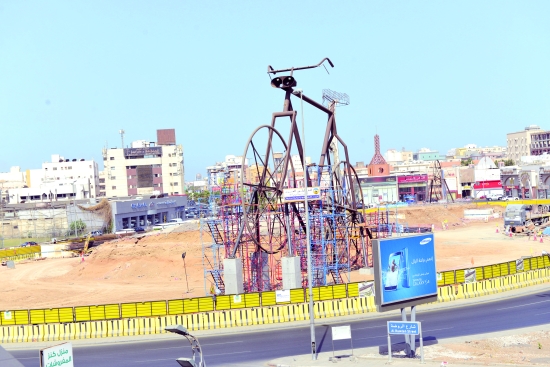 نقل مجسم الدراجة إلى موقعه الجديد بجدة المدينة