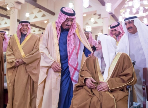ولي العهد يؤدي صلاة الميت على الأمير سعد بن عبدالله بن عبدالرحمن المدينة