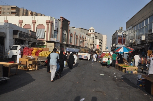 باب مكة لحوم حمراء على الأرصفة وبسطات لبيع القورو المدينة